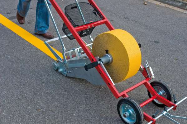 3M Folienverlegegerät MTA-II mit gelber Rolle im Einsatz auf der Straße
