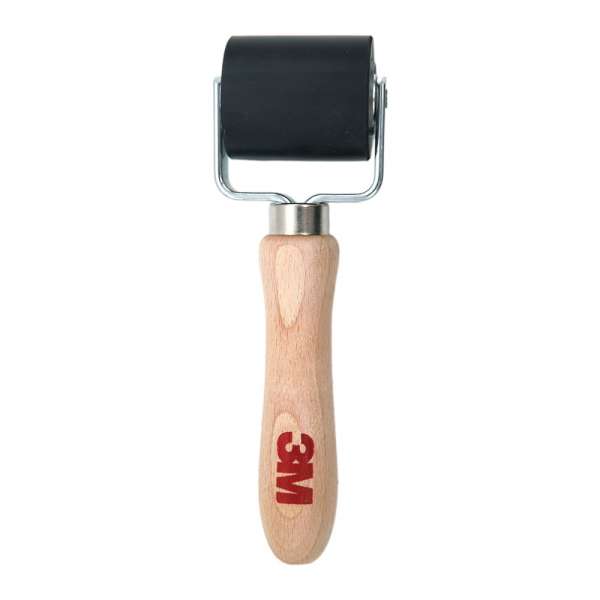 Andruckrolle mit 3M Logo am Holzgriff, schwarze Walze in Draufsicht