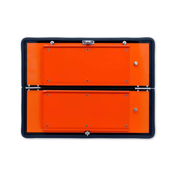 Klappbare orange ADR-Tafel mit schwarzem Gummirahmen und Verschlüssen, frontal fotografiert.