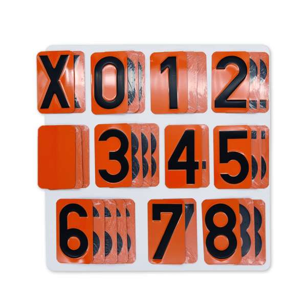ADR-Ziffernsatz 0–8 und X auf orangefarbenen Platten, frontal.