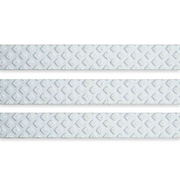 Drei weiße taktile Leitstreifen mit reflektierender Oberfläche auf hellem Hintergrund